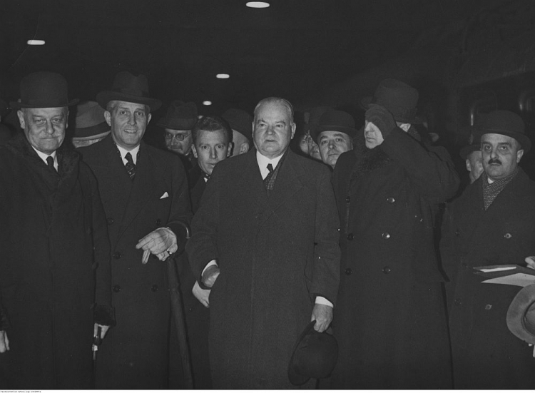 Herbert Hoover (trzeci z lewej na pierwszym planie) podczas wizyty w Polsce. 1938 r. Fot. NAC