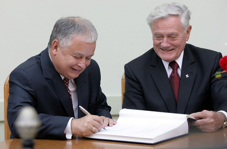Prezydent RP Lech Kaczyński (L) i prezydent Litwy Valdas Adamkus podczas ceremonii otwarcia nowej siedziby ambasady Litwy w Warszawie. 29.06.2006. Fot. PAP/P. Kula