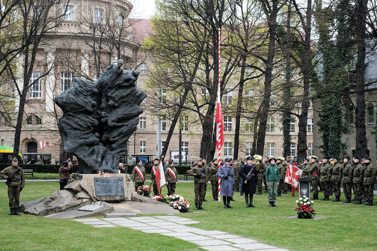 Uroczystości upamiętniające 79. rocznicę zbrodni katyńskiej i drugiej masowej zsyłki Polaków na Sybir przy pomniku Ofiar Katynia i Sybiru w Poznaniu. Fot. PAP/J. Kaczmarczyk