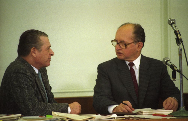 Członkowie Biura Politycznego KC PZPR Czesław Kiszczak (L) i Wojciech Jaruzelski. X Plenum Komitetu Centralnego Polskiej Zjednoczonej Partii Robotnicze. 01.1989. Fot. PAP/PAI/T. Prażmowski 