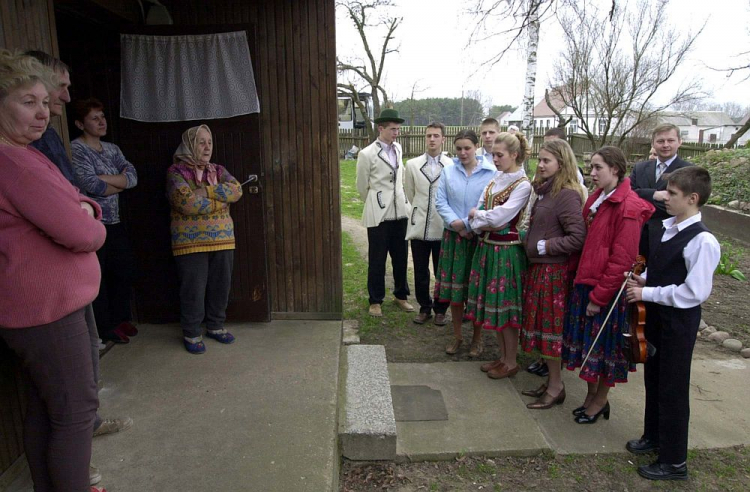 III Międzynarodowe Spotkanie z „Konopielką” w Knyszynie - dawna tradycja kolędowania w drugi dzień Świąt Wielkanocnych. 2004 r. Fot. PAP/L. Stankiewicz