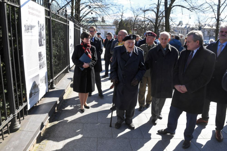 Wicepremier, minister kultury Piotr Gliński (P) i kpt. Henryk Anusiewicz (C) podczas otwarcia wystawy "Monte Cassino. W 75. rocznicę bitwy" w Galerii Plenerowej Muzeum Łazienki Królewskie. Fot. PAP/R. Pietruszka