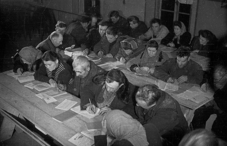 Nauka czytania i pisania w wiejskiej świetlicy zorganizowana w ramach kursów dla dorosłych. Makowice Mazowieckie, 11.1948. Fot. PAP/CAF 