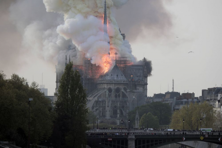 Pożar w paryskiej katedrze Notre Dame. Fot. PAP/EPA