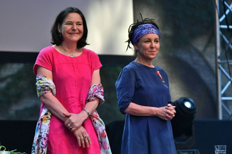 Pisarka Olga Tokarczuk (P) i tłumaczka Antonia Lloyd-Jones (L). Fot. PAP/M. Kulczyński