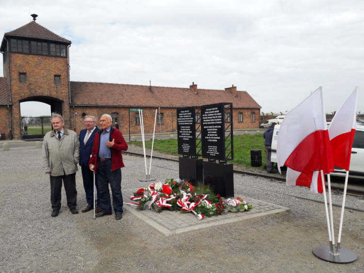 Jan Kasperczyk (pierwszy z prawej), inicjator budowy tablic. Fot. M. Szafrański