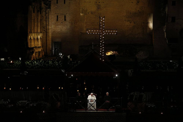 Papież Franciszek (C) podczas Drogi Krzyżowej w rzymskim Koloseum. 19.04.2019. Fot. PAP/EPA