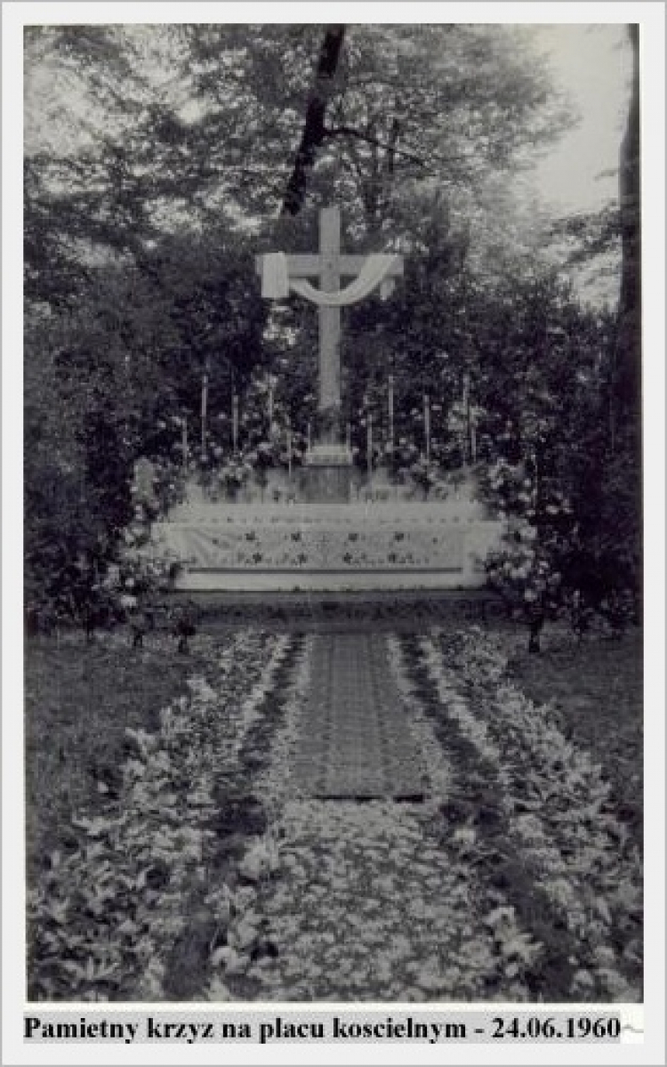 Krzyż ustawiony na terenie parafii Najświętszego Serca Pana Jezusa w Gliwicach, czerwiec 1960 r. Źródło: Franciszkanie Gliwice.pl 