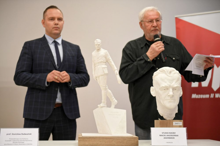 Dyrektor muzeum Karol Nawrocki (L), przewodniczący jury, profesor Stanisław Radwański (P) prezentują zwycięski projekt Studia Rzeźby Maciej Jagodziński-Jagenmeer. Fot. PAP/A. Warżawa