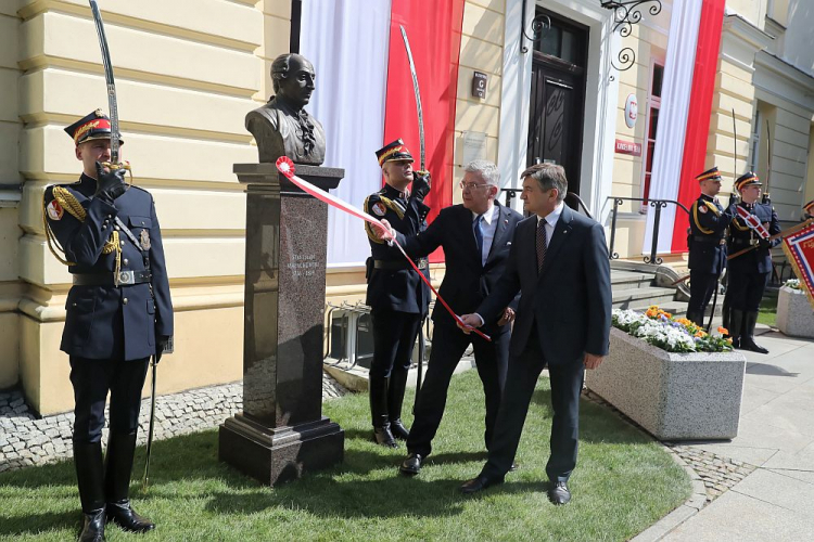 Marszałek Sejmu Marek Kuchciński (P) i marszałek Senatu Stanisław Karczewski (2P) podczas uroczystości odsłonięcia popiersi marszałków Sejmu I RP - Stanisława Małachowskiego oraz Kazimierza Nestora Sapiehy. Fot. PAP/T. Gzell