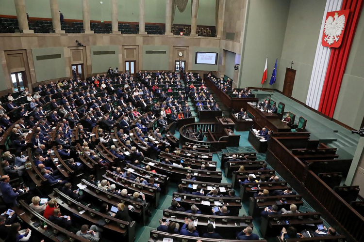 Posłowie na sali obrad - Sejm uchwalił nowelizację ustaw o systemie oświaty i Prawo oświatowe dotyczącą klasyfikacji maturzystów i przeprowadzenia matur. Warszawa, 25.04.2019. Fot. PAP/T. Gzell