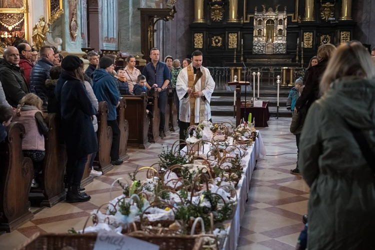 Święcenie pokarmów w kościele w Lublinie w Wielką Sobotę. Fot. PAP/W. Pacewicz