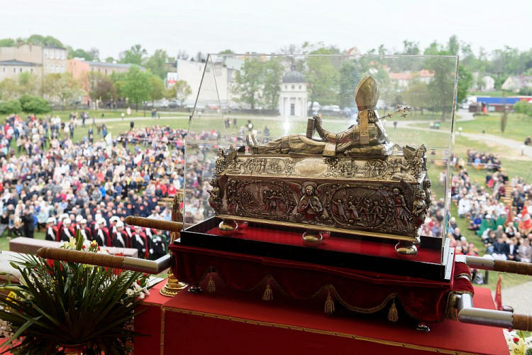 Relikwie Św. Wojciecha na ołtarzu podczas uroczystości odpustowych ku czci świętego. Gniezno, 28.04.2019. Fot. PAP/J. Kaczmarczyk