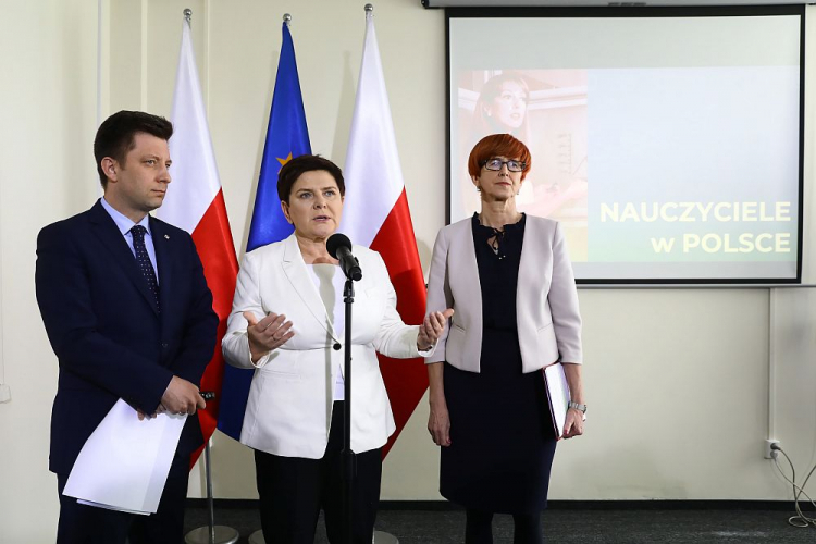 Wicepremier Beata Szydło (C), szef KPRM Michał Dworczyk (L) i minister rodziny, pracy i polityki społecznej Elżbieta Rafalska (P) podczas konferencji prasowej w Centrum Partnerstwa Społecznego „Dialog” w Warszawie. 05.04.2019. Fot. PAP/R. Guz