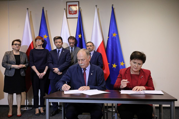 Wicepremier Beata Szydło (P) i przewodniczący Sekcji Krajowej Oświaty i Wychowania NSZZ „Solidarność” Ryszard Proksa (L) podpisali porozumienie po zakończeniu rozmów w Centrum Partnerstwa Społecznego „Dialog” w Warszawie. 07.04.2019. Fot. PAP/P. Supernak