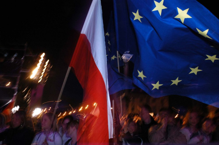 Warszawa, 01.05.2004 r. Flagi Polski i Unii Europejskiej na Placu Zamkowym podczas koncertu "Welcome Europe", z w Warszawie w związku z przystąpieniem Polski do Unii Europejskiej.  PAP/J. Turczyk