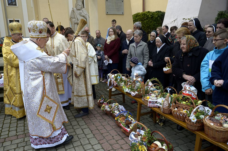 Poświęcenie pokarmów wielkanocnych w greckokatolickim soborze archikatedralnym w Przemyślu. 04.2016. Fot. PAP/D. Delmanowicz 