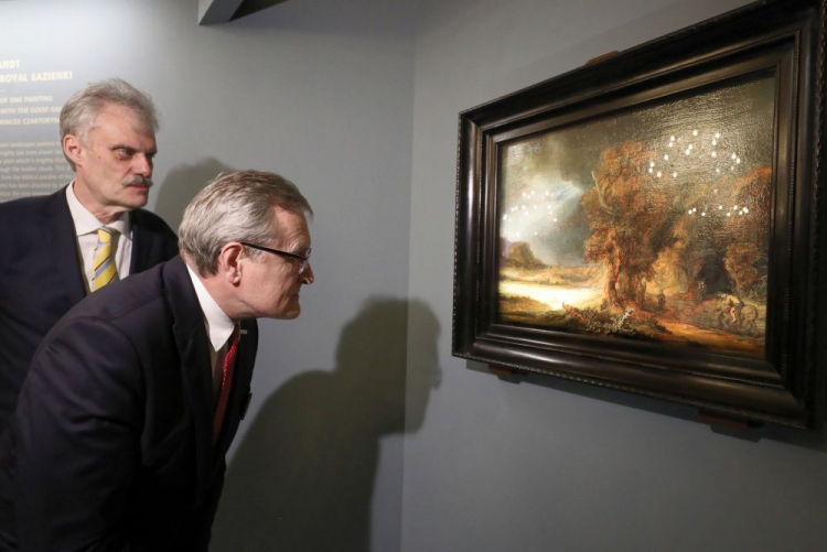 Wicepremier, minister kultury i dziedzictwa narodowego Piotr Gliński (2L) i dyrektor Muzeum Łazienki Królewskie Zbigniew Wawer (L) podczas wernisażu wystawy Rembrandt w Łazienkach Królewskich - "Krajobraz z miłosiernym Samarytaninem". Fot. PAP/P. Supernak