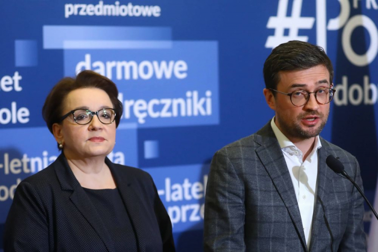 Minister edukacji Anna Zalewska (L), dyrektor Centralnej Komisji Egzaminacyjnej Marcin Smolik (P). Fot. PAP/R. Guz