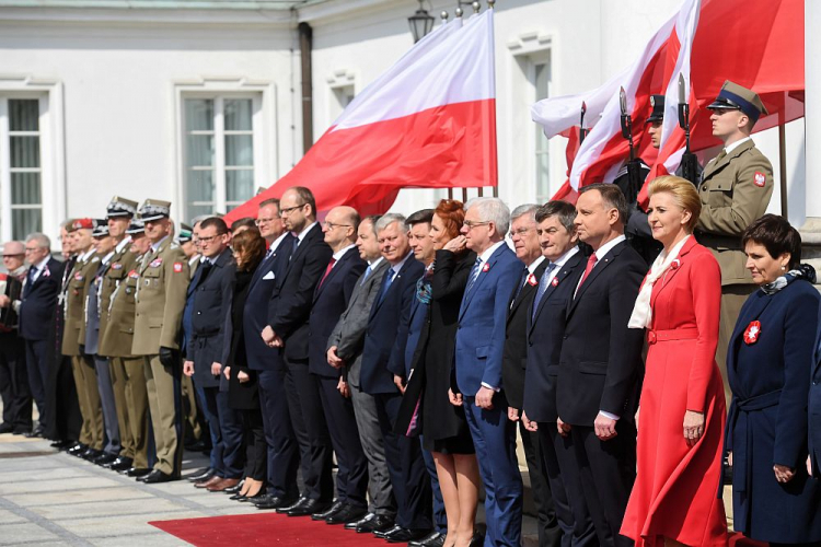 Obchody Dnia Flagi RP oraz Dnia Polonii i Polaków za Granicą - prezydent Andrzej Duda (3L) z małżonką Agatą Kornhauser-Dudą (2L) oraz przedstawiciele władz państwowych podczas uroczystości na dziedzińcu Belwederu w Warszawie. 02.05.2019. Fot. PAP/P. Nowak