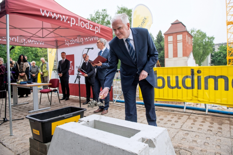 Łódź, 23.05.2019. Wicepremier, minister nauki i szkolnictwa wyższego Jarosław Gowin (C) podczas wmurowania kamienia węgielnego pod budowę gmachu „Alchemium – magia chemii jutra”, 23 bm. na terenie kampusu Politechniki Łódzkiej. Fot. PAP/G. Michałowski