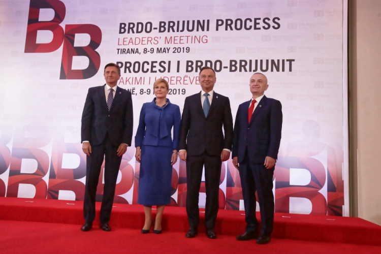 Tirana, Albania, 09.05.2019. Prezydent Słowenii Borut Pahor (L), prezydent Chorwacji Kolinda Grabar-Kitarović (2L), prezydent Albanii Ilir Meta (P) i prezydent RP Andrzej Duda (2P) podczas powitania przed szczytem państw Europy Południowo-Wschodniej, 9 bm. w Tiranie. Spotkanie głów państw tzw. Inicjatywy Brdo-Brioni, ma na celu zacieśnienie współpracy państw Bałkanów Zachodnich i wsparcie ich postępów na drodze do Unii Europejskiej. Fot. PAP/A. Lange