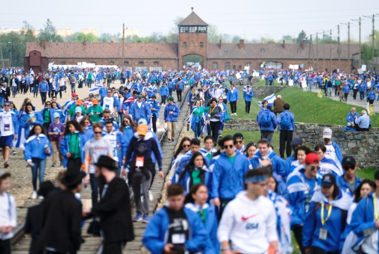 Oświęcim, 02.05.2019. Uczestnicy 28. Marszu Żywych na terenie byłego niemieckiego obozu koncentracyjnego Auschwitz- Birkenau w Oświecimiu, 2 bm. Kilka tys. Żydów i Polaków czci pamięć ofiar Holokaustu idąc w Marszu Żywych "drogą śmierci" z byłego niemieckiego obozu Auschwitz do byłego Auschwitz II-Birkenau. Fot. PAP/A. Grygiel