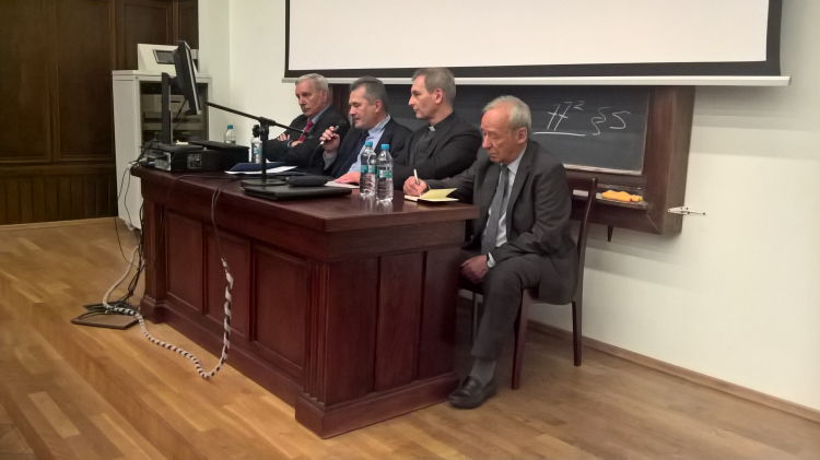 Warszawa, 23 05 2019 r. Debata „Przemiany polityczne w Polsce w 1989 r.” w Auditorium Maximum Uniwersytetu Warszawskiego. Od lewej: prof. Jerzy Eisler, Mirosław Biełaszko (prowadzący), ks. prof. Piotr Mazurkiewicz i prof. Andrzej Paczkowski. Źródło: Archiwum prywatne M.S. 