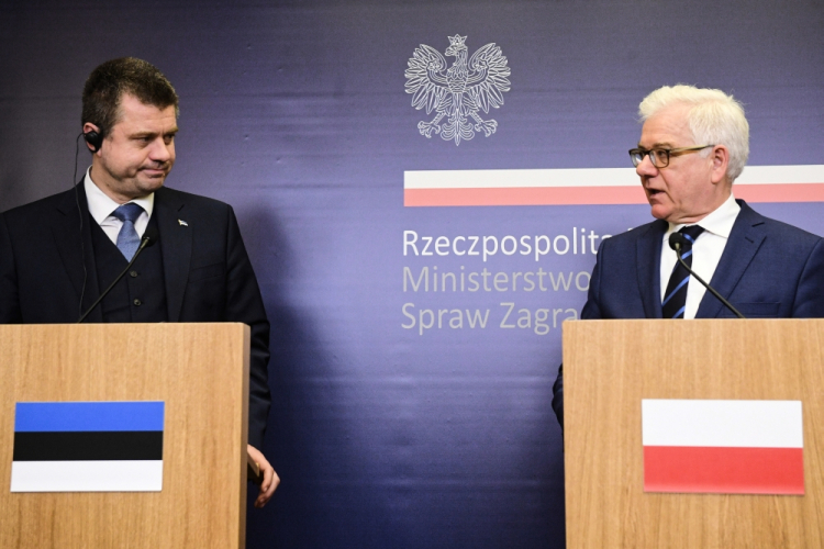 Warszawa, 24.05.2019. Minister spraw zagranicznych Polski Jacek Czaputowicz (P) i minister spraw zagranicznych Estonii Urmas Reinsalu (L) podczas konferencji prasowej po spotkaniu, 24 bm. w siedzibie MSZ w Warszawie. Fot. PAP/R. Pietruszka