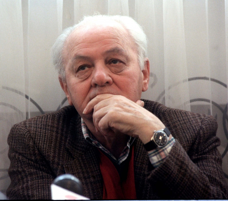 Warszawa, 23.05.2000. Pisarz Gustaw Herling Grudziński podczas spotkania w warszawskim klubie Czytelnik. Fot. PAP/P. Wierzchowski