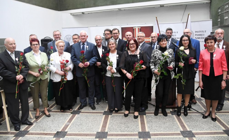 Prezes IPN Jarosław Szarek wraz z odznaczonymi podczas uroczystości wręczenia Krzyży Wolności i Solidarności w krakowskim Centrum Edukacyjnym IPN. Fot. PAP/J. Bednarczyk