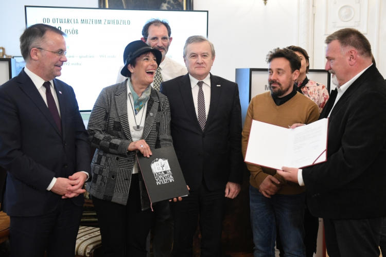 Warszawa, 15.05.2019. Minister kultury Piotr Gliński, zastępca burmistrza m. Vence Evelyne Temmam, dyrektor ds. kultury m. Vence Jean Iborra, kierownik Muzeum Gombrowicza we Wsoli Tomasz Tyczyński (P) oraz sekretarz stanu w Ministerstwie Kultury i Dziedzictwa Narodowego Jarosław Sellin podczas uroczystego podpisania porozumienia między Muzeum Literatury oddz. Muzeum Gombrowicza we Wsoli i miastem Vence o współprowadzeniu przestrzeni muzealnej Gombrowicza w Villi Alexandrine w Vence. Fot. PAP/R. Pietruszka