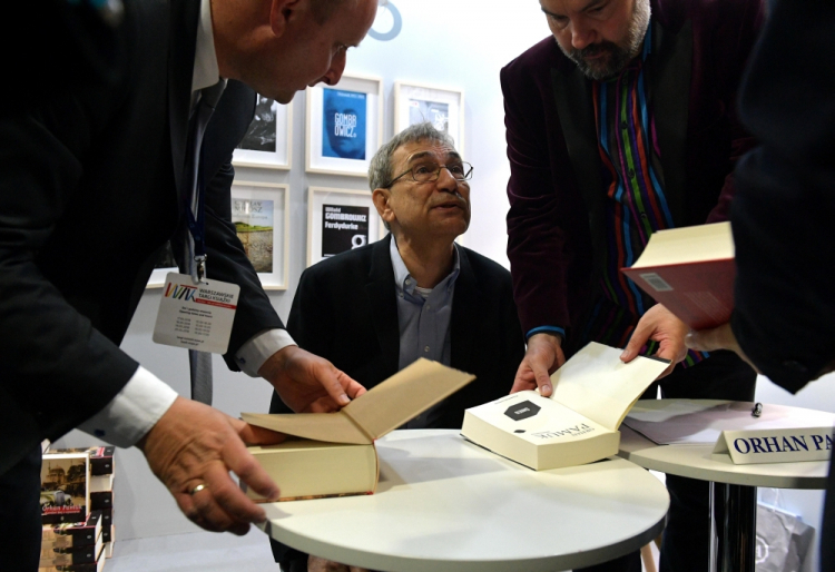 Warszawa, 19.05.2018. Turecki pisarz, laureat Nagrody Nobla z dziedziny literatury w 2006, Orhan Pamuk (C), 19 bm. na Warszawskich Targach Książki na stadionie PGE Narodowy. Fot. PAP/M. Obara