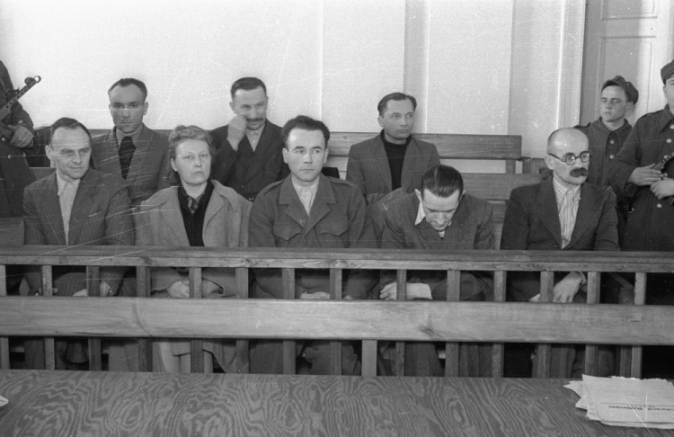 Warszawa, 1948-03-03. Proces przed Wojskowym Sądem Rejonowym w Warszawie tzw. grupy Witolda Pileckiego (pierwszy z lewej). Fot. PAP/Archiwum