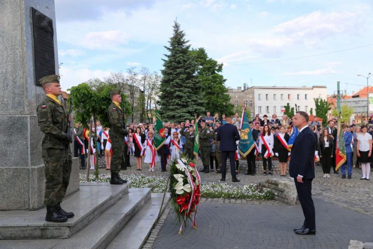 Prezydent Andrzej Duda (P) składa kwiaty przed Pomnikiem Powstańca Śląskiego w Świętochłowicach. Fot. PAP/A. Grygiel