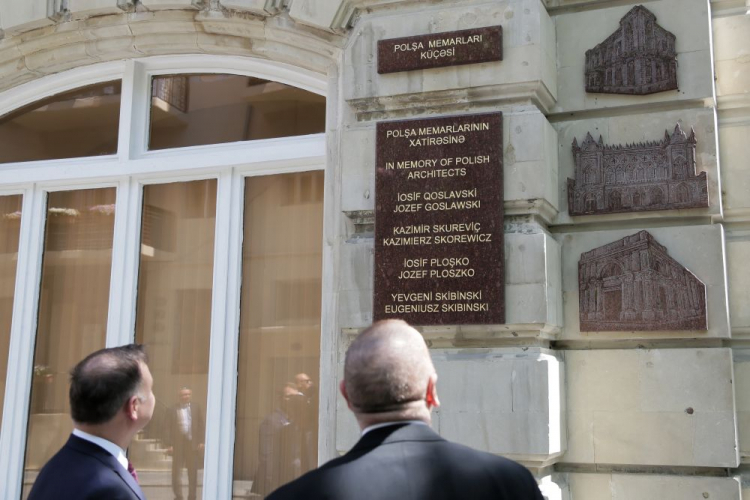 Prezydent RP Andrzej Duda (L) i prezydent Republik Azerbejdżanu Ilham Alijew (P) podczas odsłonięcia tablicy ku czci polskich architektów – budowniczych Baku. Fot. PAP/W. Olkuśnik