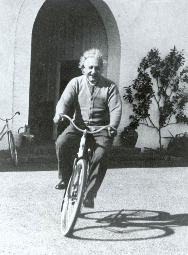 Santa Barbara, USA, 14.11.02: Zdjęcie z 18.02.1933 roku przedstawiające słynnego fizyka, noblistę Alberta Einsteina jadącego na rowerze przed domem znajomych w Santa Barbara w Kalifornii. Fot. PAP/EPA