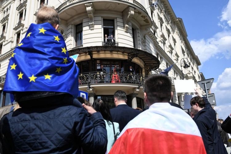 Artyści na balkonie hotelu Bristol oraz mieszkańcy stolicy i turyści odśpiewali wspólnie "Odę do radości". Fot. PAP/R. Pietruszka