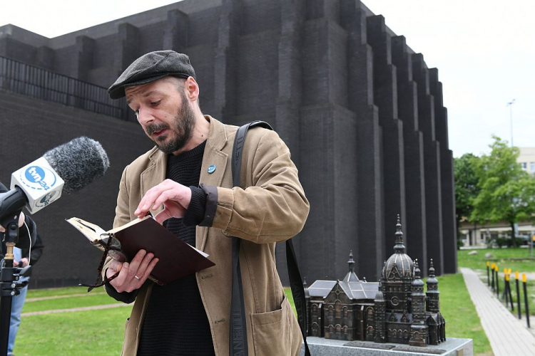 Obchody 80. rocznicy zburzenia Wielkiej Synagogi w Gdańsku - Jakub Skrzypczak z Gminy Wyznaniowej Żydowskiej w Gdańsku prowadzi modlitwę w intencji pomordowanych gdańskich Żydów przy Makiecie Wielkiej Synagogi. Fot. PAP/A. Warżawa