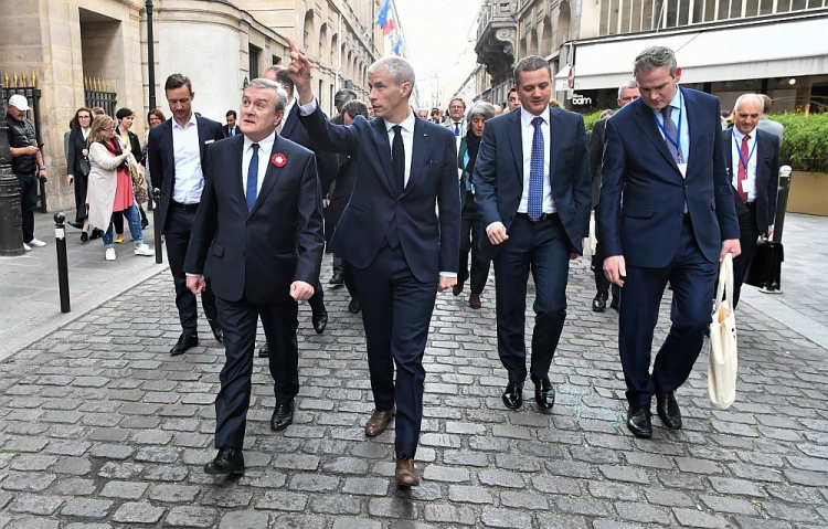 Wicepremier, minister kultury i dziedzictwa narodowego prof. Piotr Gliński (2L) i minister kultury Francji Franck Riester (C) w drodze do Luwru w Paryżu. 03.05.2019. Fot. PAP/P. Nowak