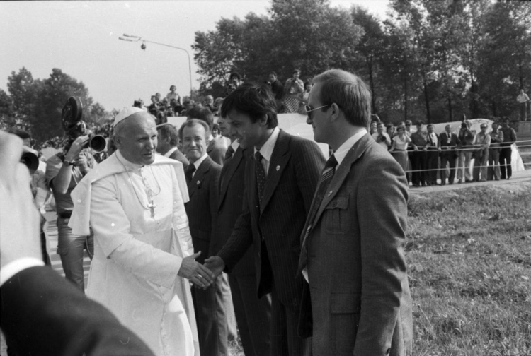 Kraków-Balice 10.06.1979. Papież Jan Paweł II żegna się z funkcjonariuszami BOR po zakończeniu pierwszej pielgrzymki do Polski. PAP/Z. Matuszewski