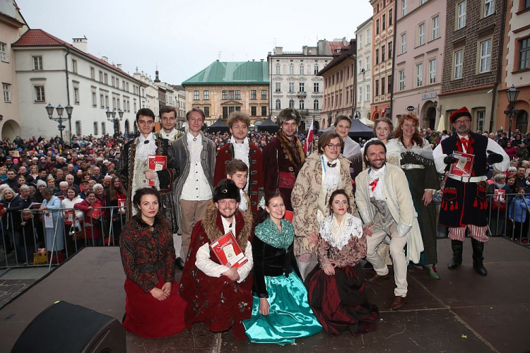 72. Lekcja Śpiewania - bicie rekordu świata w śpiewaniu „Prząśniczki” na Małym Rynku w Krakowie. Fot. PAP/Ł. Gągulski