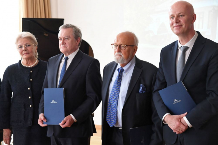 Wicepremier, minister kultury Piotr Gliński (2L) oraz dyrektor ECM Adam Balas (P), Elżbieta Penderecka (L) i Krzysztof Penderecki (2P) podczas uroczystości podpisania listu intencyjnego ws. przekazania dworu w Lusławicach wraz z arboretum. Fot. PAP/J. Bednarczyk