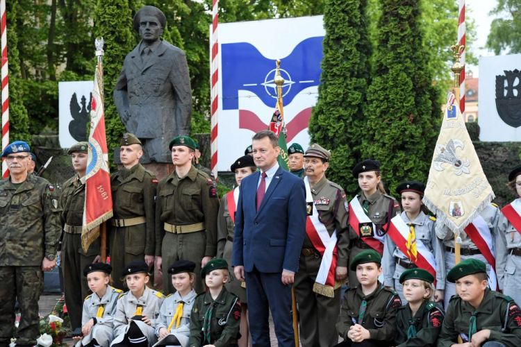 Minister obrony narodowej Mariusz Błaszczak (C) podczas uroczystego capstrzyku z okazji 75. rocznicy bitwy o Monte Cassino. Fot. PAP/J. Bednarczyk