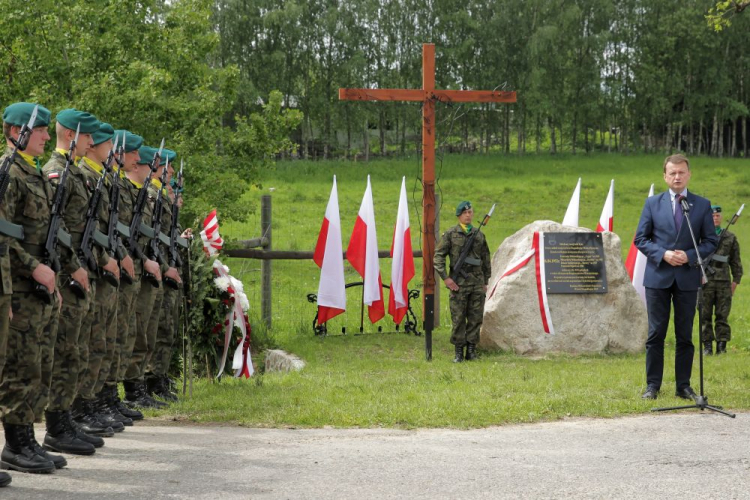 Minister obrony narodowej Mariusz Błaszczak (P) podczas uroczystości odsłonięcia Obelisku Żołnierzy Wyklętych w  Rudzie. Fot. PAP/T. Waszczuk