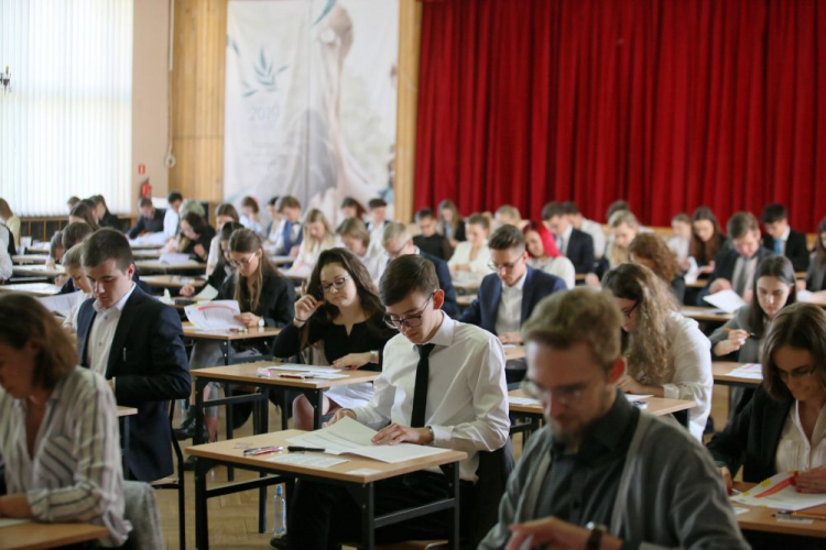 Maturzyści z I LO im T. Kościuszki w Gorzowie Wielkopolskim. Fot. PAP/L. Muszyński