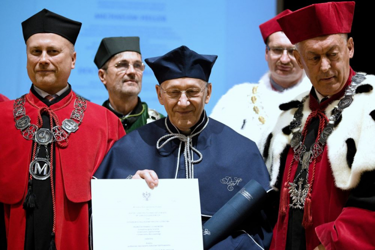 Ksiądz profesor Michał Heller (C) oraz rektor Politechniki Rzeszowskiej Tadeusz Markowski (P) podczas uroczystości nadania księdzu Hellerowi tytułu i godności doktora honoris causa Politechniki Rzeszowskiej. Fot. PAP/D. Delmanowicz