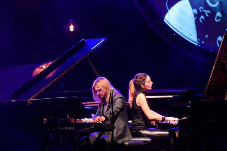 Włoska pianistka Gloria Campaner (P), Leszek Możdżer (L). Fot. PAP/J. Kaczmarczyk