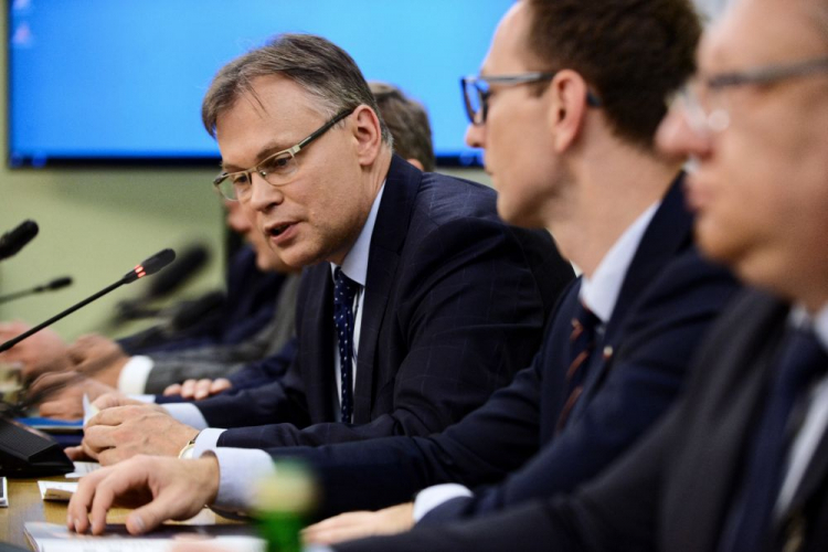 Warszawa, 14.05.2019. Arkadiusz Mularczyk (C) podczas ostatniego posiedzenia zespołu ds. reparacji, w Sejmie. Parlamentarny zespół ds. reparacji podsumuje dotychczasowe prace nad raportem o stratach Polski podczas II wojny światowej; jego publikacja planowana jest na wrzesień. Fot. PAP/J. Kamiński