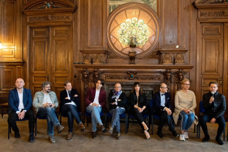 Łódź, 14.05.2019. Od lewej: Stanisław Kierner, Waldemar Zawodziński, Sławomir Murawski, Rafał Janiak, Wojciech Pszoniak, Monika Długosz-Łempicka, Krzysztof Korwin-Piotrowski, Małgorzata Walewska i Michał Sławecki podczas śniadania prasowego w sali jadalnej Pałacu Poznańskiego, przed premierą opery „Człowiek z Manufaktury” w Łodzi. Fot. PAP/G. Michałowski
